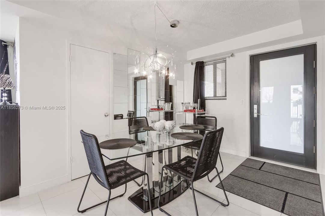 For Rent: $2,100 (1 beds, 1 baths, 887 Square Feet)