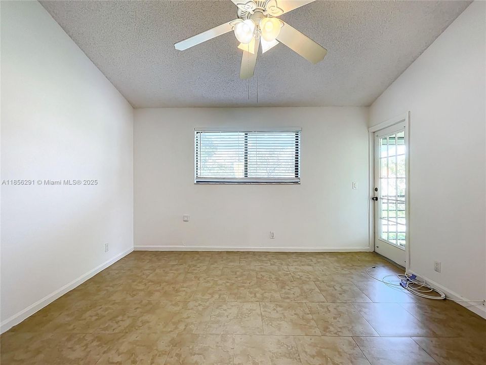 For Sale: $219,900 (2 beds, 2 baths, 996 Square Feet)