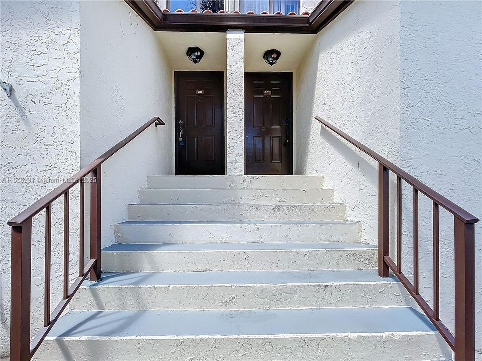 For Sale: $219,900 (2 beds, 2 baths, 996 Square Feet)