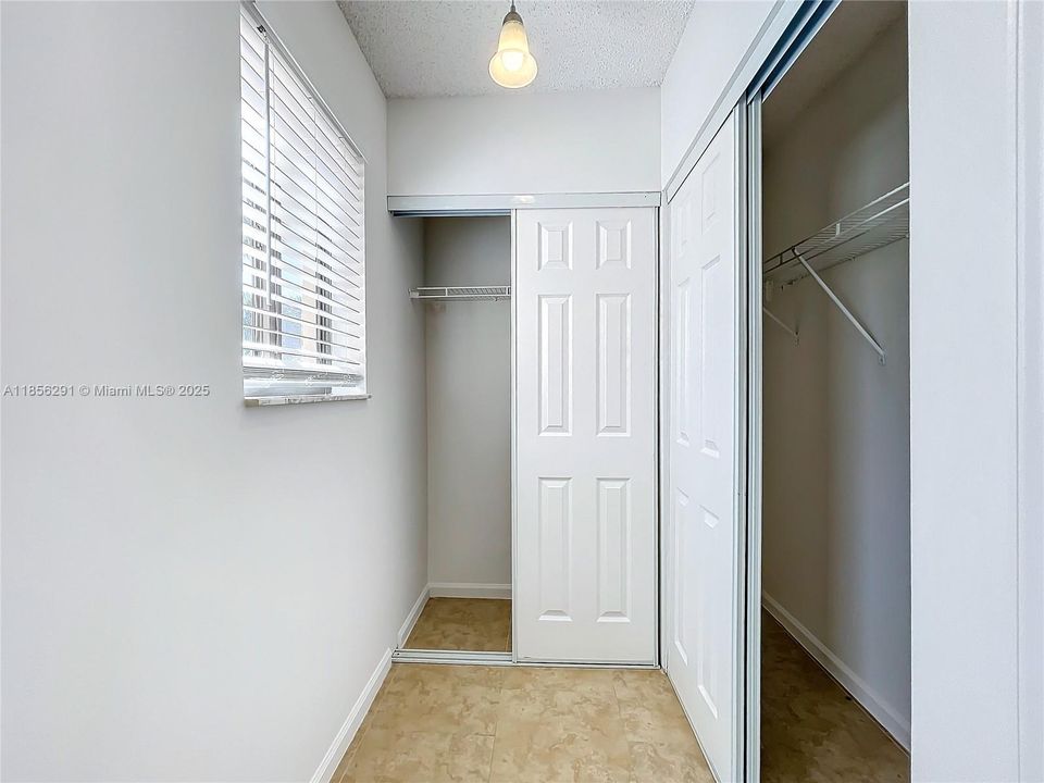 For Sale: $219,900 (2 beds, 2 baths, 996 Square Feet)