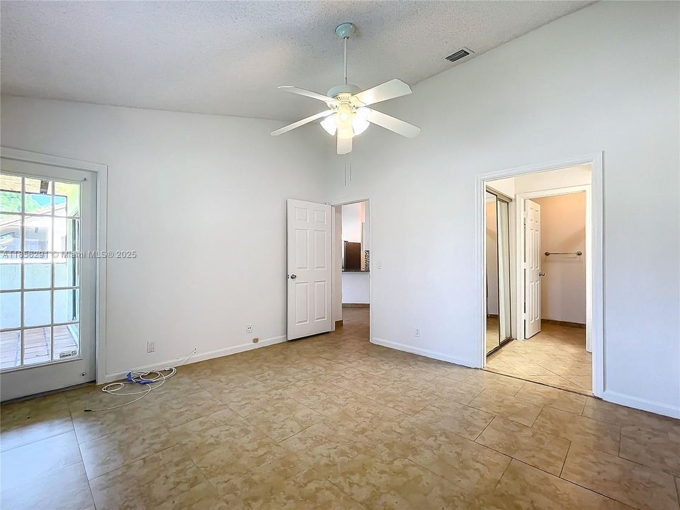 For Sale: $219,900 (2 beds, 2 baths, 996 Square Feet)