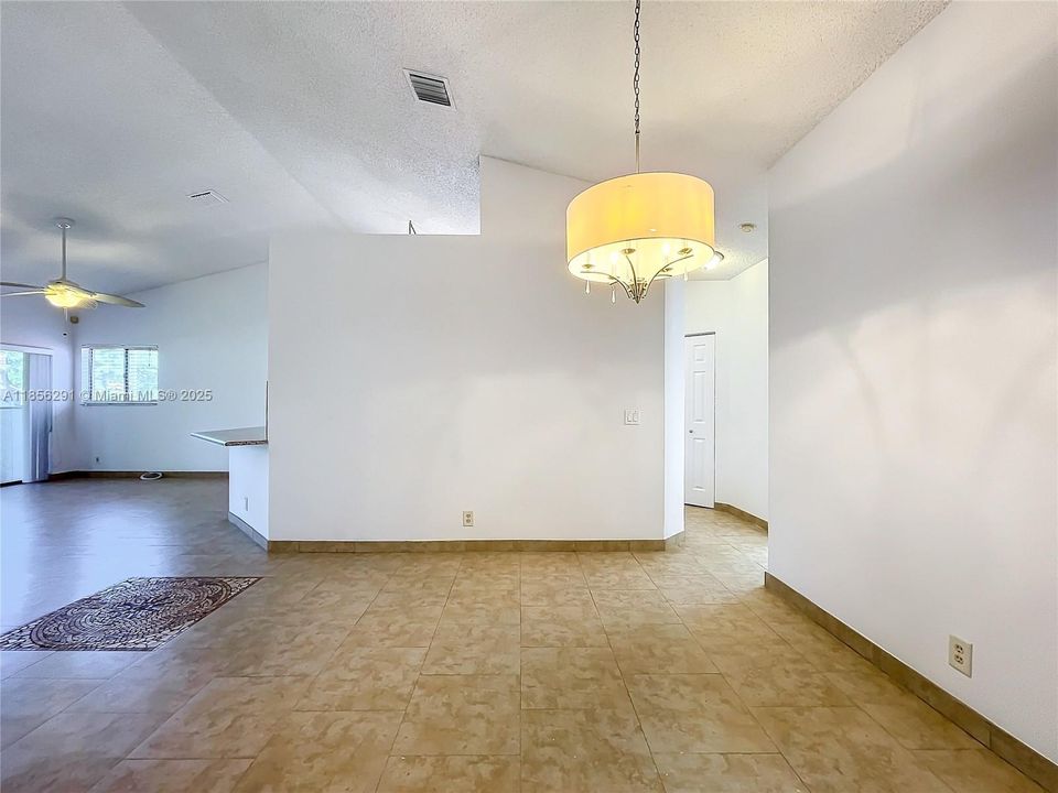 For Sale: $219,900 (2 beds, 2 baths, 996 Square Feet)