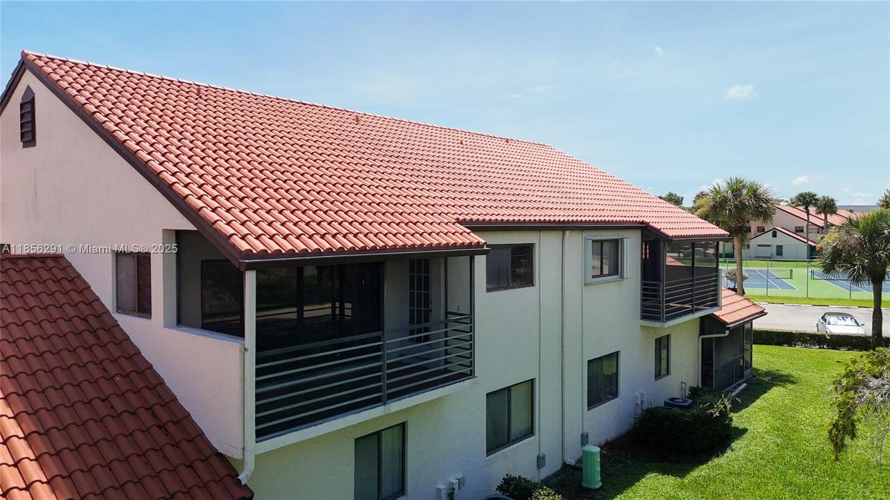 For Sale: $219,900 (2 beds, 2 baths, 996 Square Feet)