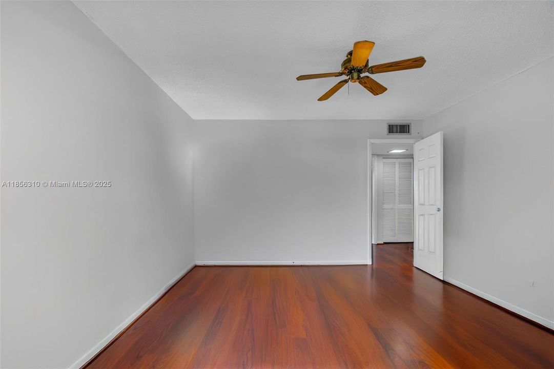 SECOND BEDROOM WITH NO FURNITURE