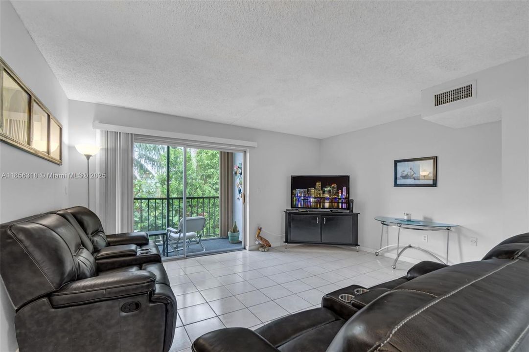 For Sale: $475,000 (2 beds, 1 baths, 1000 Square Feet)