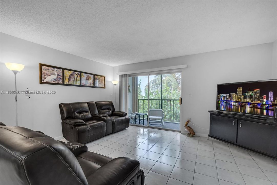 For Sale: $475,000 (2 beds, 1 baths, 1000 Square Feet)