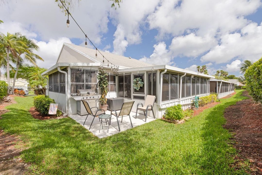 Недавно продано: $392,500 (2 спален, 2 ванн, 1183 Квадратных фут)