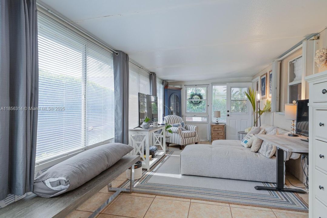 Недавно продано: $392,500 (2 спален, 2 ванн, 1183 Квадратных фут)