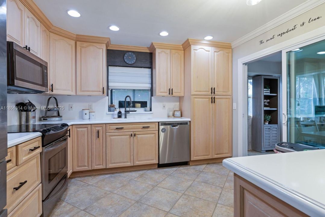 Недавно продано: $392,500 (2 спален, 2 ванн, 1183 Квадратных фут)