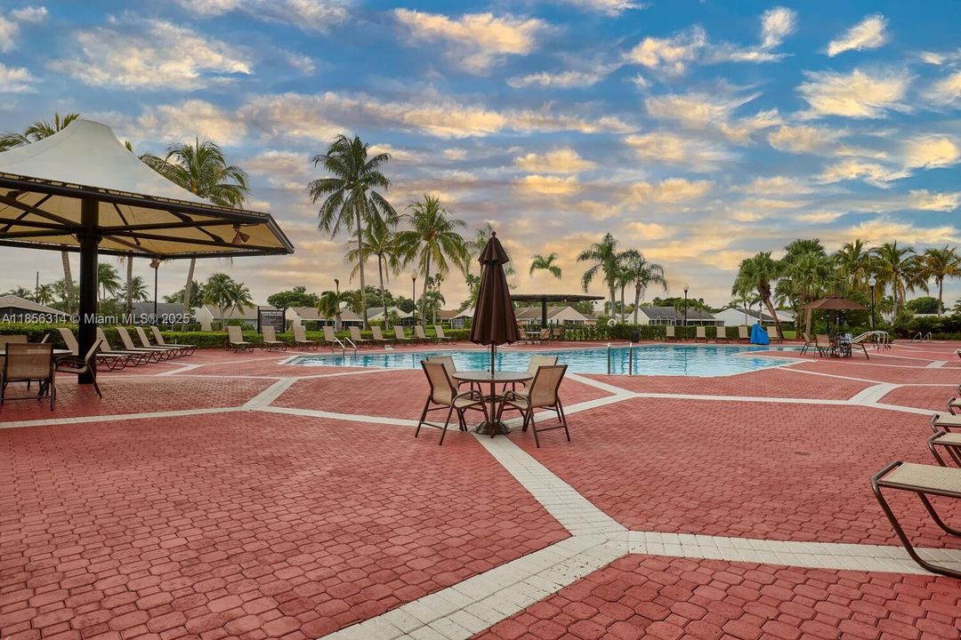 Недавно продано: $392,500 (2 спален, 2 ванн, 1183 Квадратных фут)