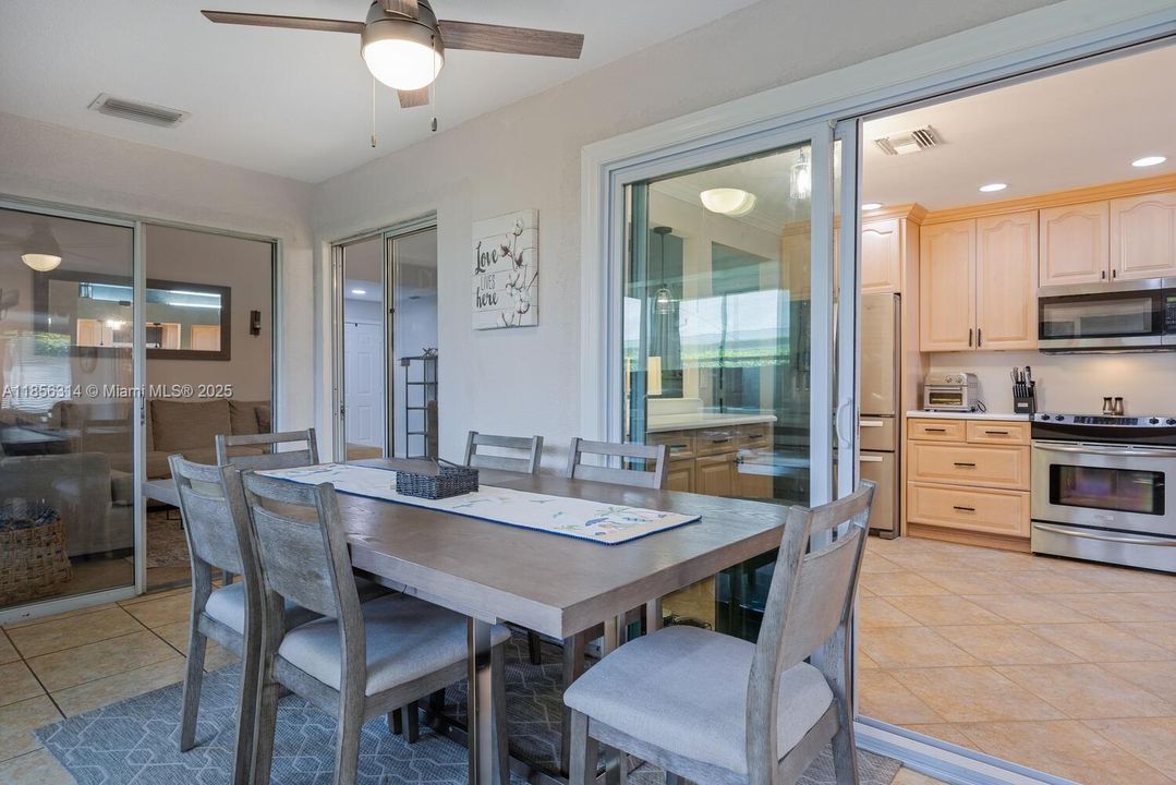 Недавно продано: $392,500 (2 спален, 2 ванн, 1183 Квадратных фут)