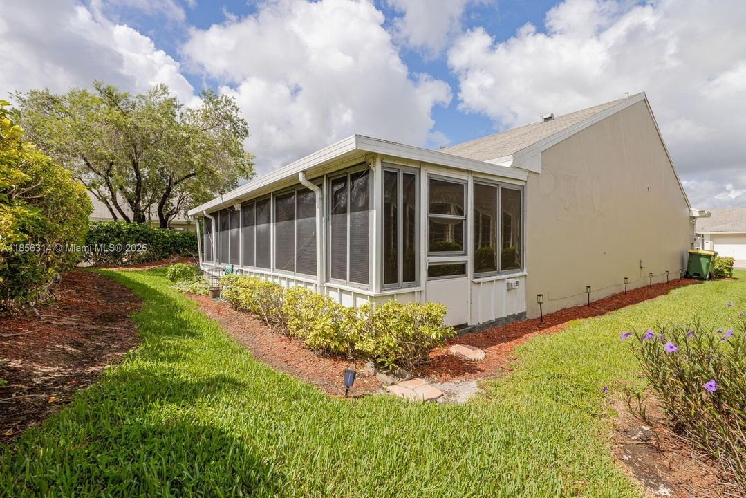 Недавно продано: $392,500 (2 спален, 2 ванн, 1183 Квадратных фут)