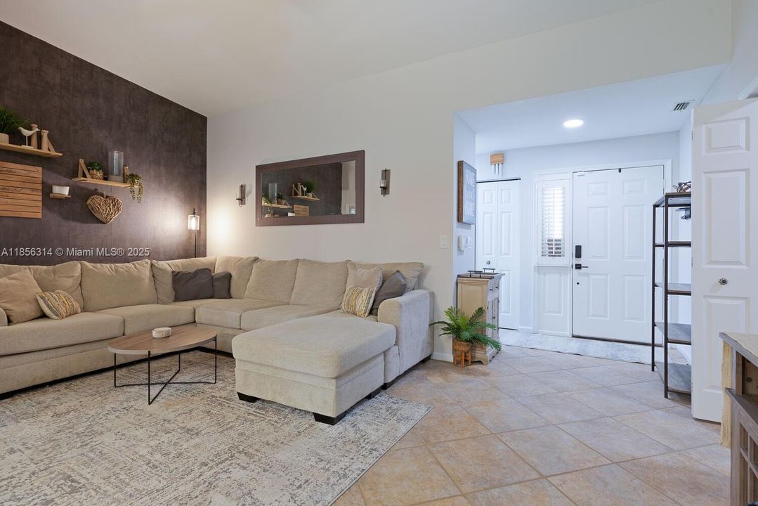 Недавно продано: $392,500 (2 спален, 2 ванн, 1183 Квадратных фут)