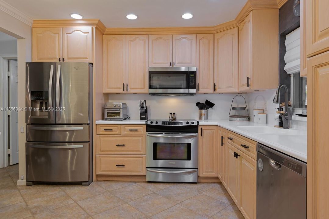 Недавно продано: $392,500 (2 спален, 2 ванн, 1183 Квадратных фут)