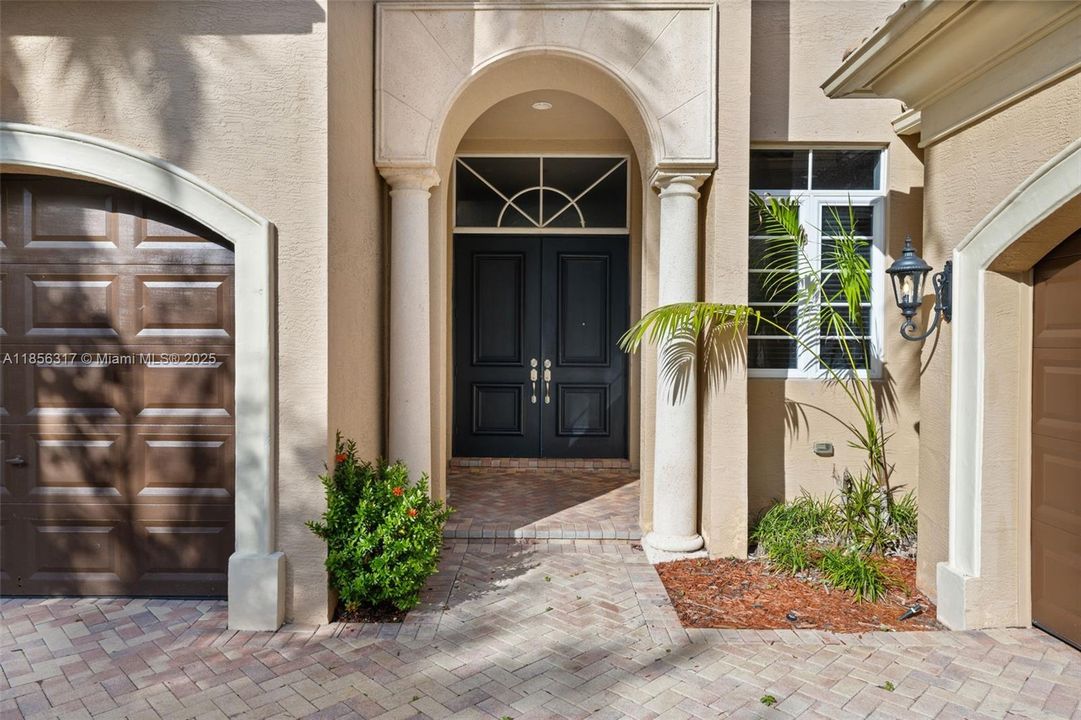 合同活跃: $1,799,000 (5 贝兹, 4 浴室, 4185 平方英尺)