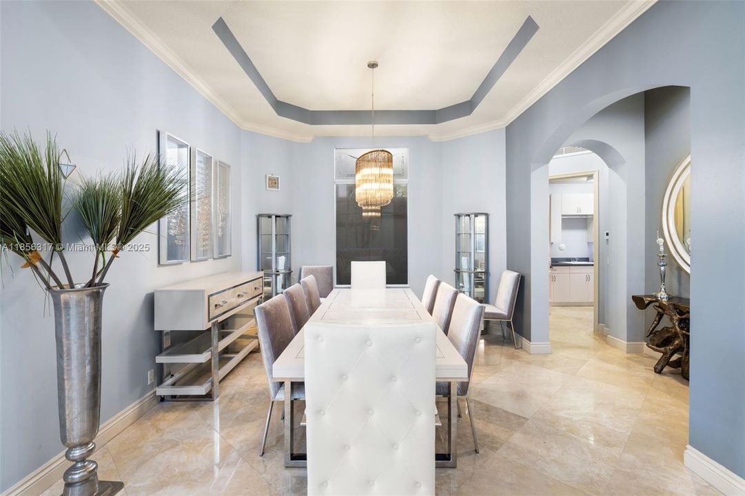 合同活跃: $1,799,000 (5 贝兹, 4 浴室, 4185 平方英尺)