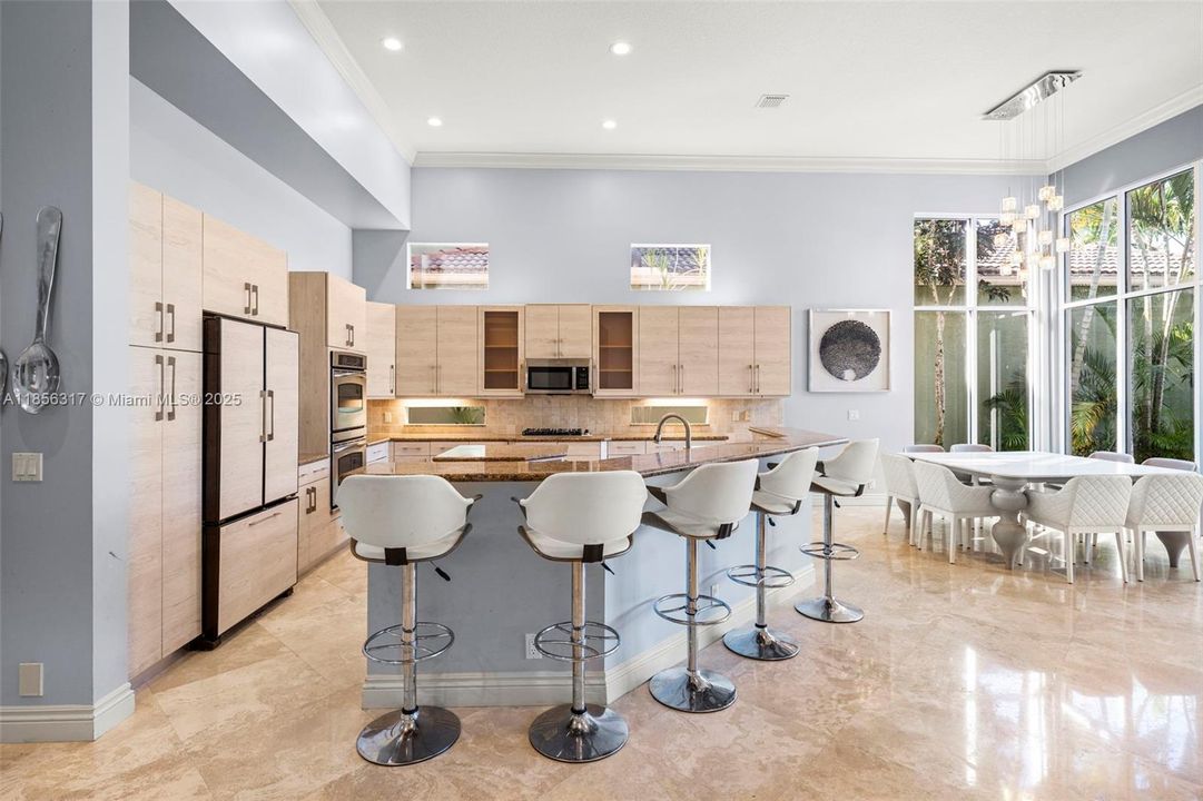 合同活跃: $1,799,000 (5 贝兹, 4 浴室, 4185 平方英尺)