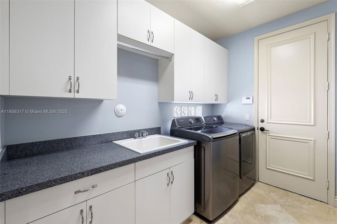 合同活跃: $1,799,000 (5 贝兹, 4 浴室, 4185 平方英尺)