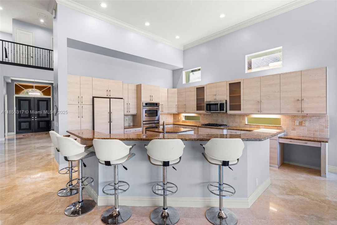 合同活跃: $1,799,000 (5 贝兹, 4 浴室, 4185 平方英尺)