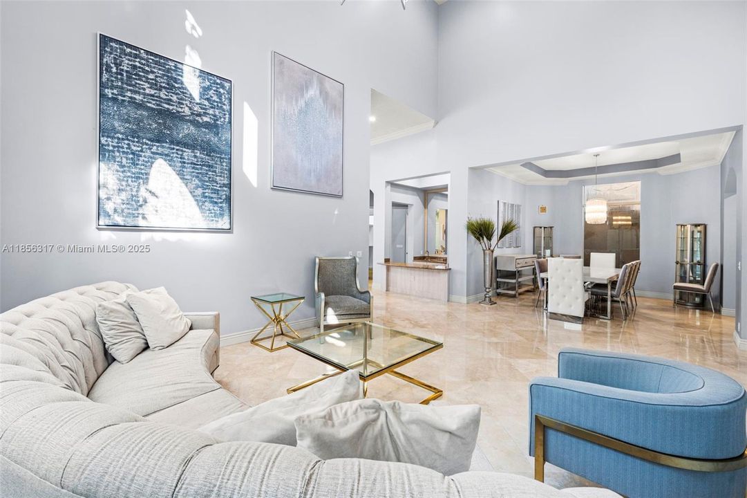 合同活跃: $1,799,000 (5 贝兹, 4 浴室, 4185 平方英尺)