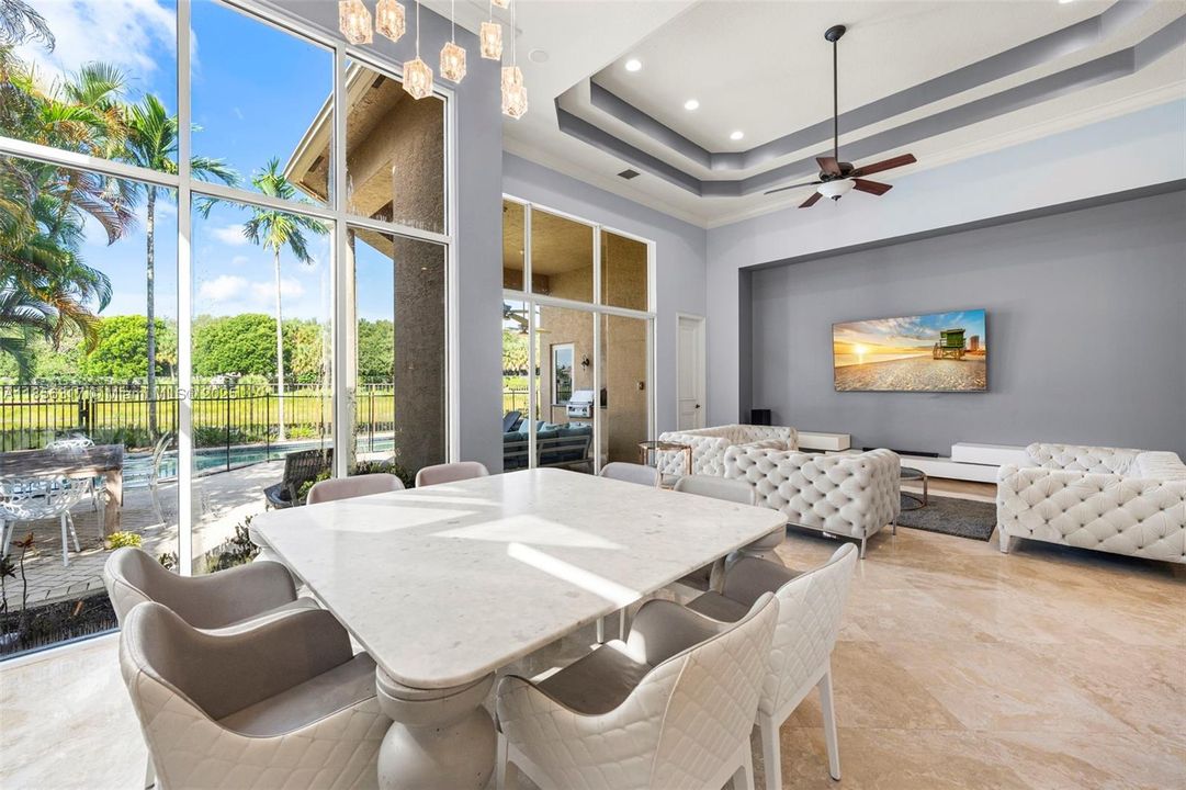 合同活跃: $1,799,000 (5 贝兹, 4 浴室, 4185 平方英尺)