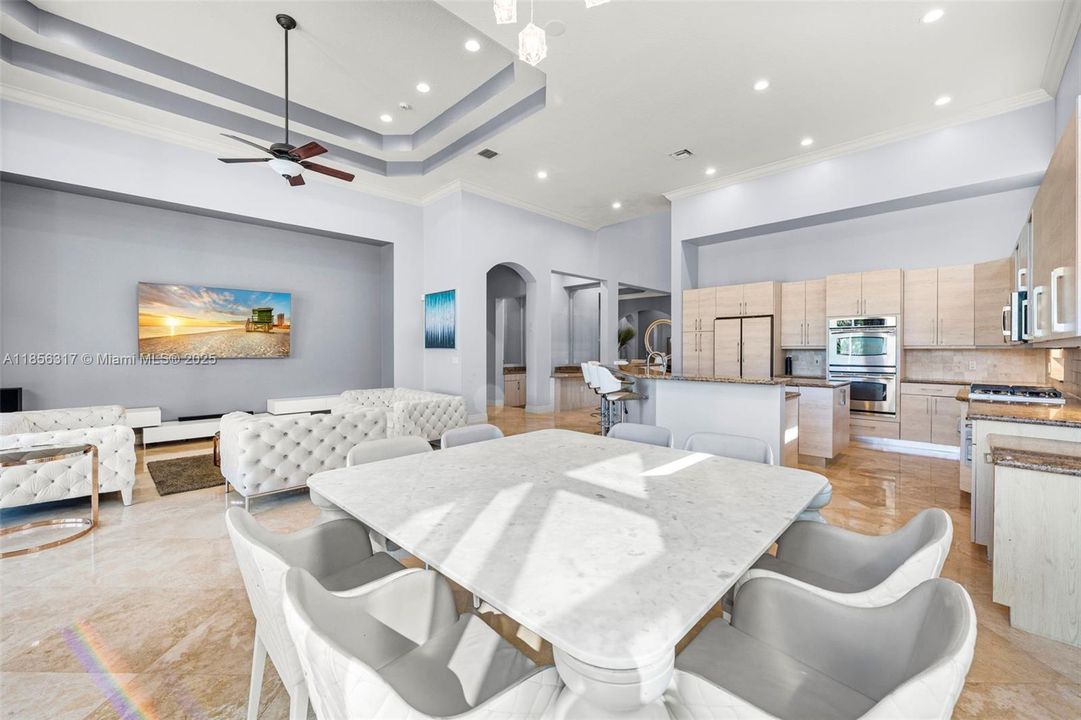 合同活跃: $1,799,000 (5 贝兹, 4 浴室, 4185 平方英尺)