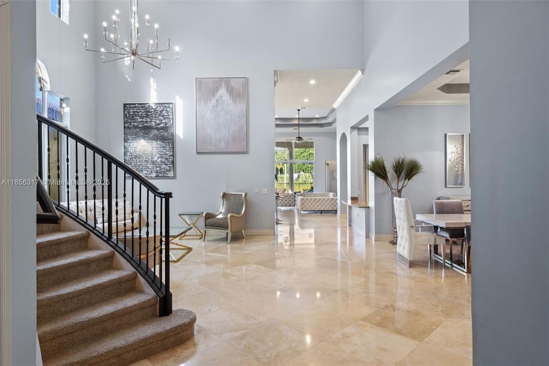 合同活跃: $1,799,000 (5 贝兹, 4 浴室, 4185 平方英尺)