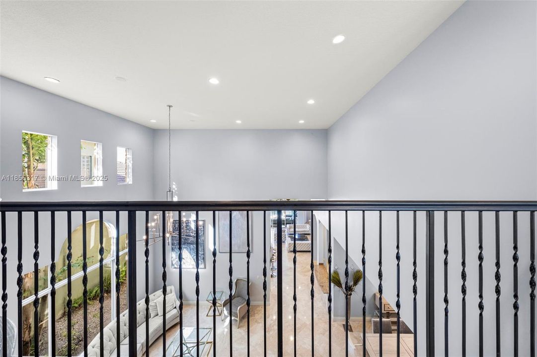 合同活跃: $1,799,000 (5 贝兹, 4 浴室, 4185 平方英尺)