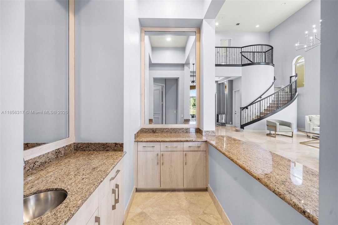 合同活跃: $1,799,000 (5 贝兹, 4 浴室, 4185 平方英尺)