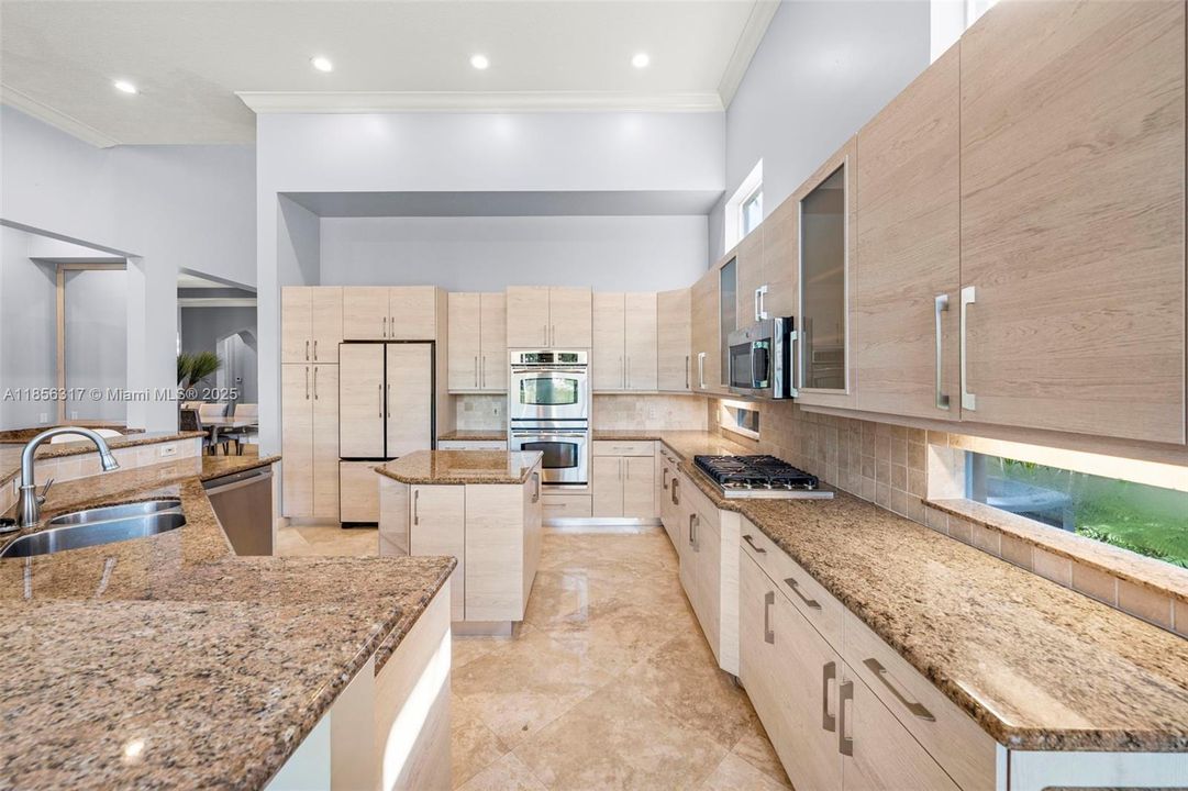 合同活跃: $1,799,000 (5 贝兹, 4 浴室, 4185 平方英尺)