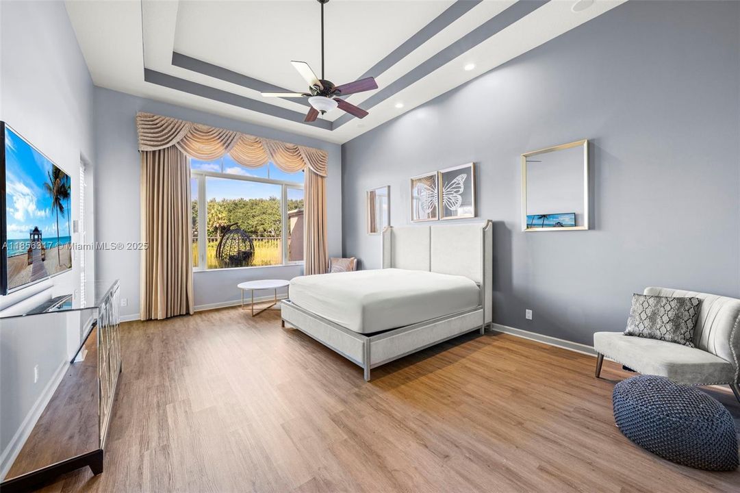 合同活跃: $1,799,000 (5 贝兹, 4 浴室, 4185 平方英尺)