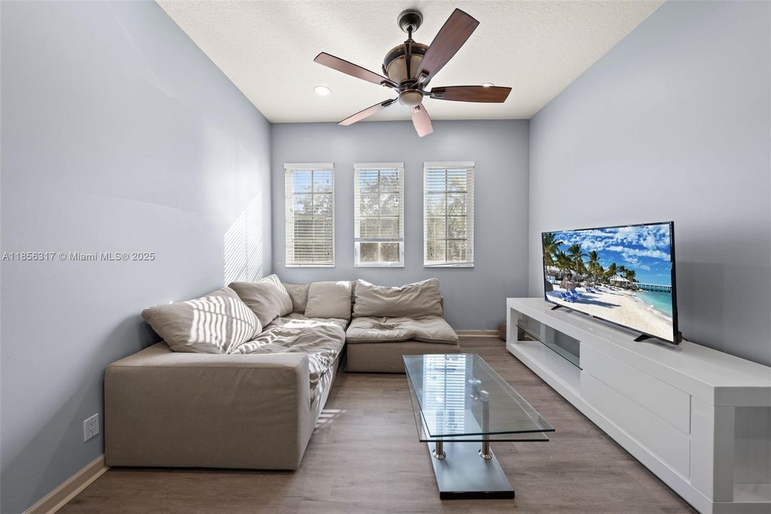 合同活跃: $1,799,000 (5 贝兹, 4 浴室, 4185 平方英尺)