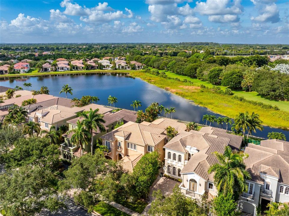 合同活跃: $1,799,000 (5 贝兹, 4 浴室, 4185 平方英尺)