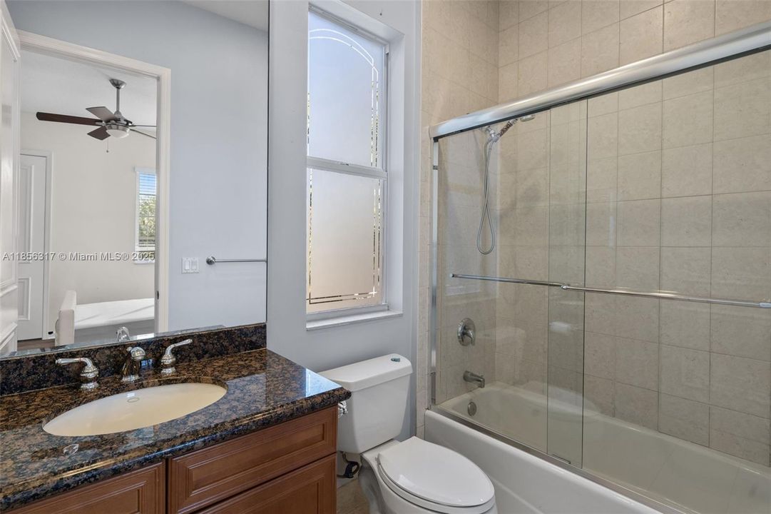 合同活跃: $1,799,000 (5 贝兹, 4 浴室, 4185 平方英尺)