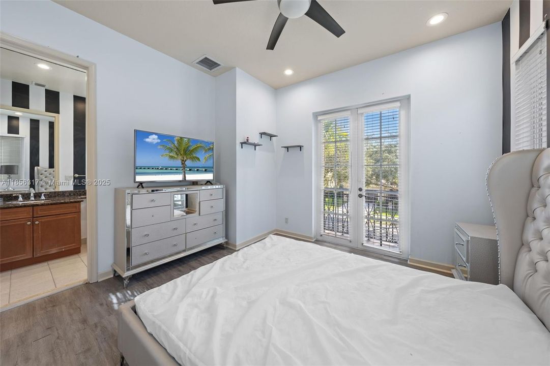 合同活跃: $1,799,000 (5 贝兹, 4 浴室, 4185 平方英尺)