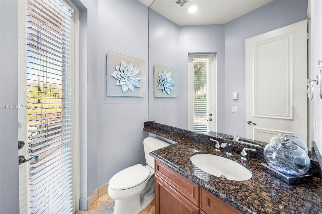 合同活跃: $1,799,000 (5 贝兹, 4 浴室, 4185 平方英尺)