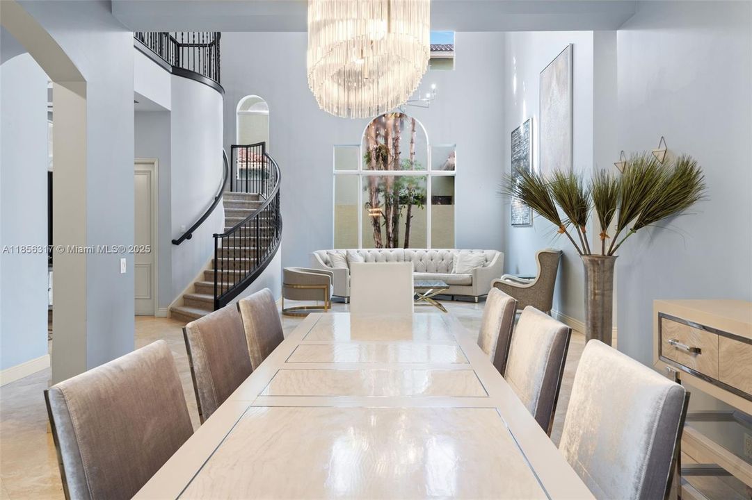 合同活跃: $1,799,000 (5 贝兹, 4 浴室, 4185 平方英尺)