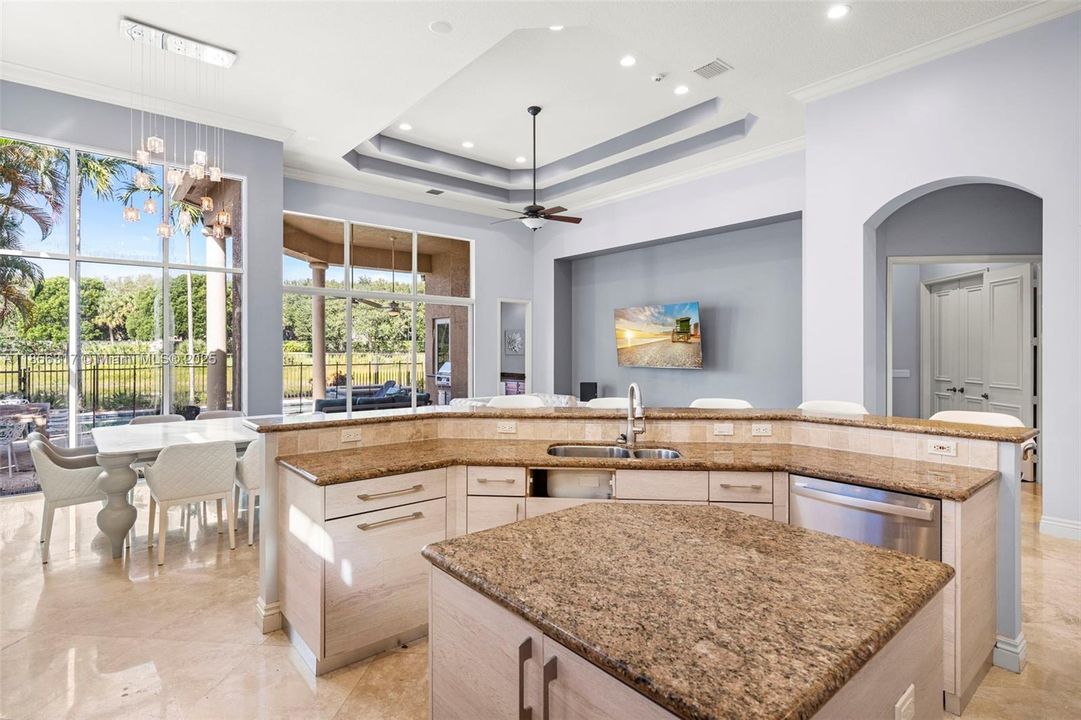 合同活跃: $1,799,000 (5 贝兹, 4 浴室, 4185 平方英尺)