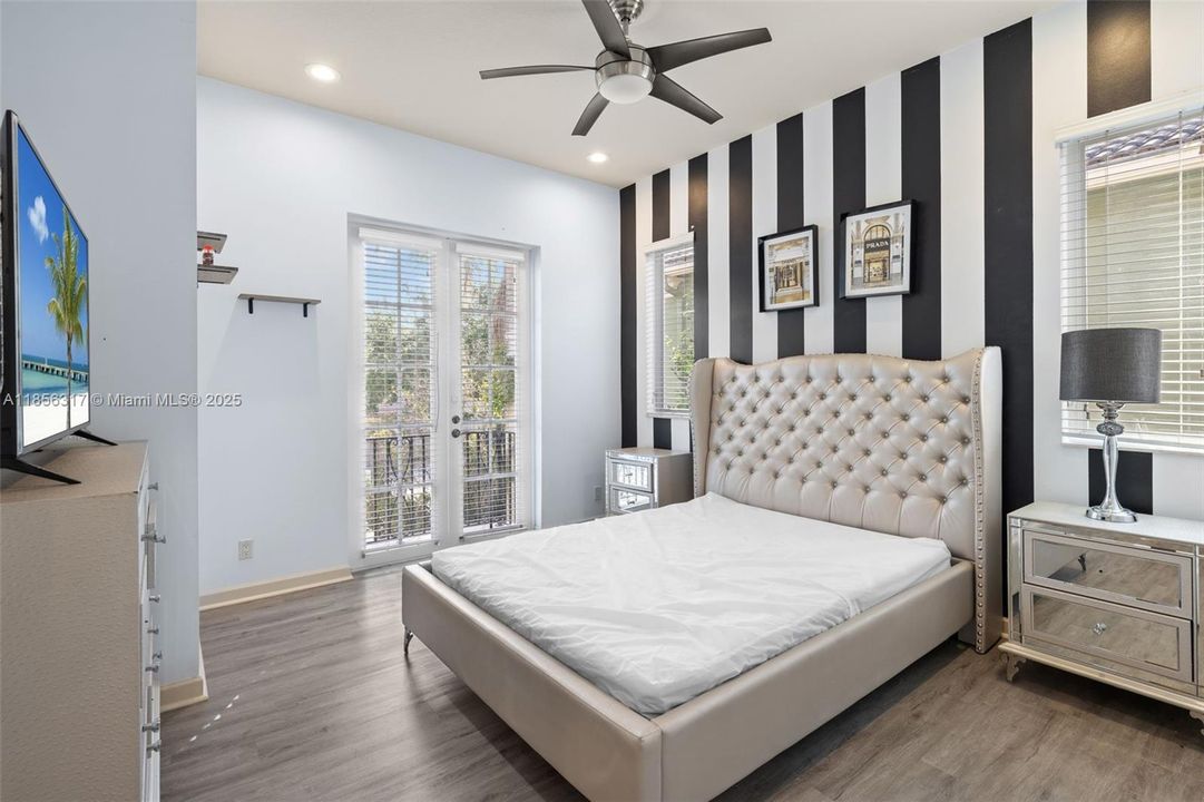 合同活跃: $1,799,000 (5 贝兹, 4 浴室, 4185 平方英尺)