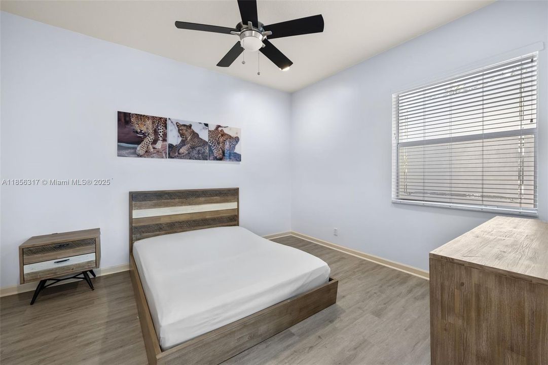 合同活跃: $1,799,000 (5 贝兹, 4 浴室, 4185 平方英尺)