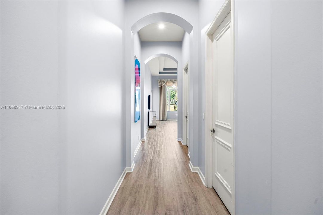 合同活跃: $1,799,000 (5 贝兹, 4 浴室, 4185 平方英尺)