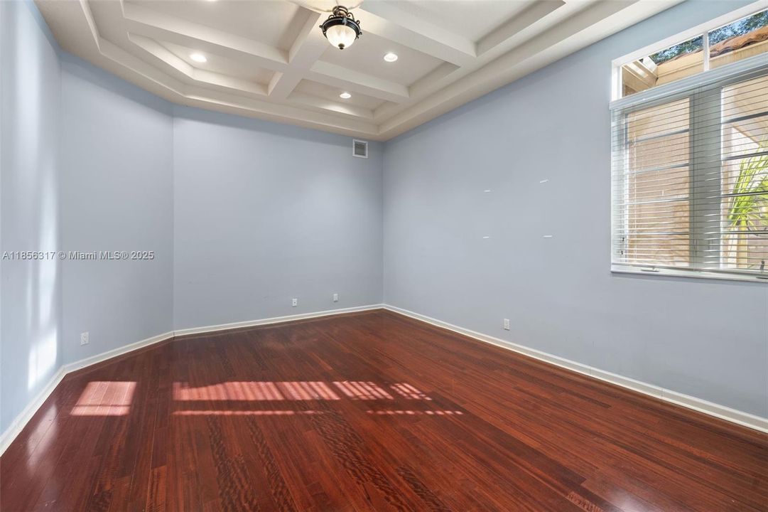 合同活跃: $1,799,000 (5 贝兹, 4 浴室, 4185 平方英尺)