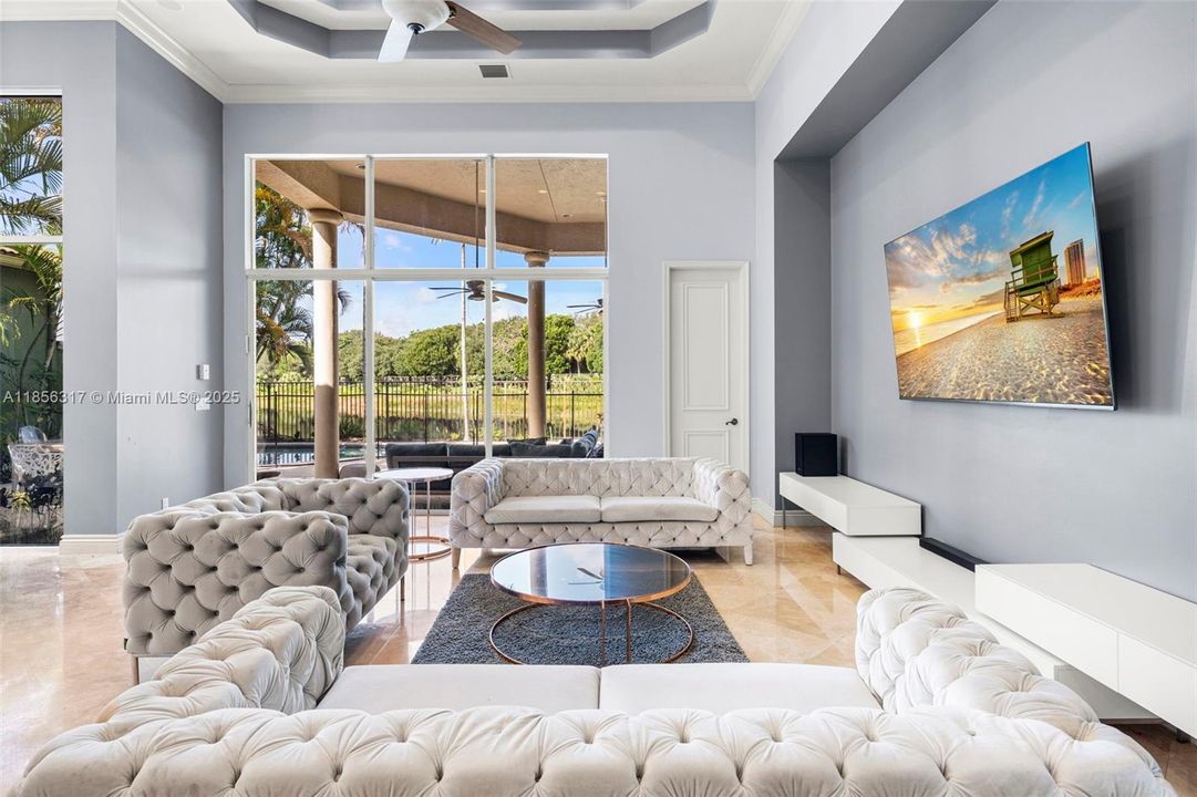 合同活跃: $1,799,000 (5 贝兹, 4 浴室, 4185 平方英尺)