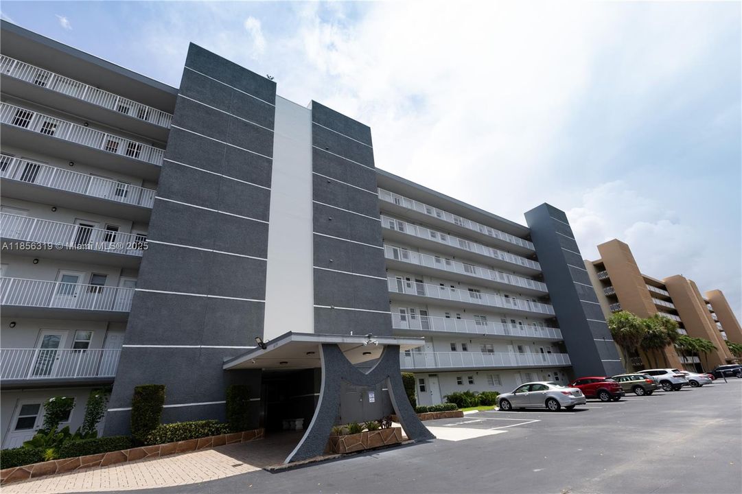 На продажу: $199,000 (2 спален, 2 ванн, 1092 Квадратных фут)