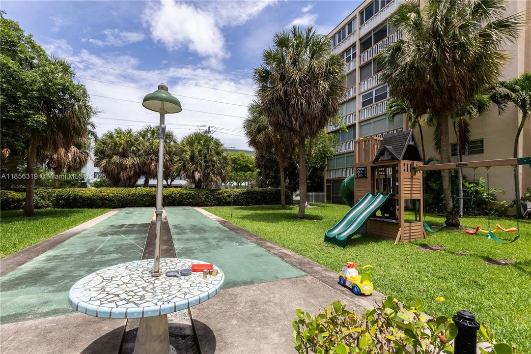 На продажу: $199,000 (2 спален, 2 ванн, 1092 Квадратных фут)