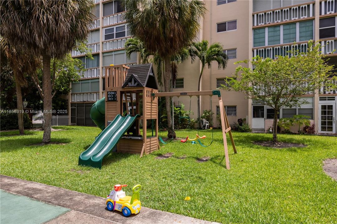 На продажу: $199,000 (2 спален, 2 ванн, 1092 Квадратных фут)