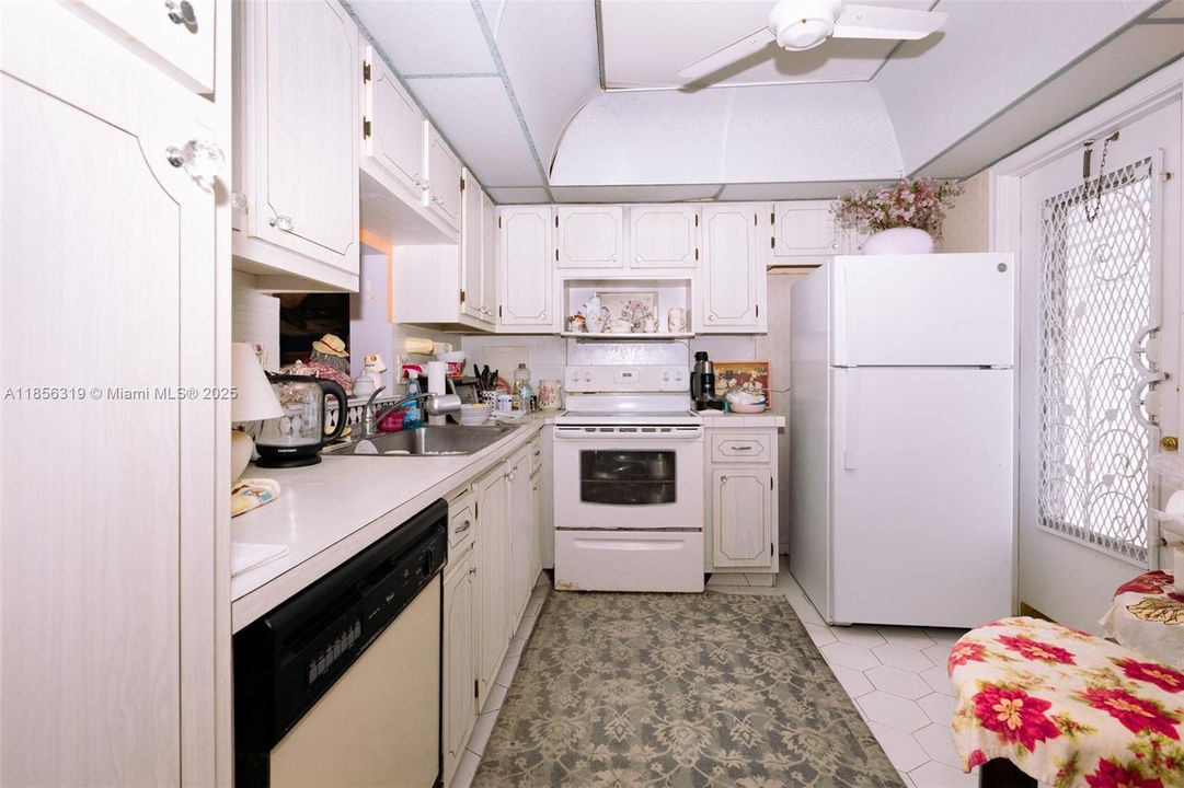 На продажу: $199,000 (2 спален, 2 ванн, 1092 Квадратных фут)