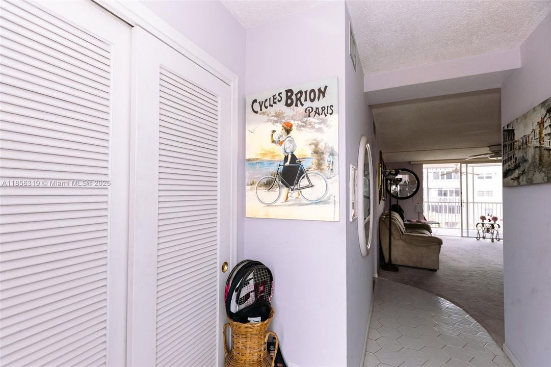 На продажу: $199,000 (2 спален, 2 ванн, 1092 Квадратных фут)