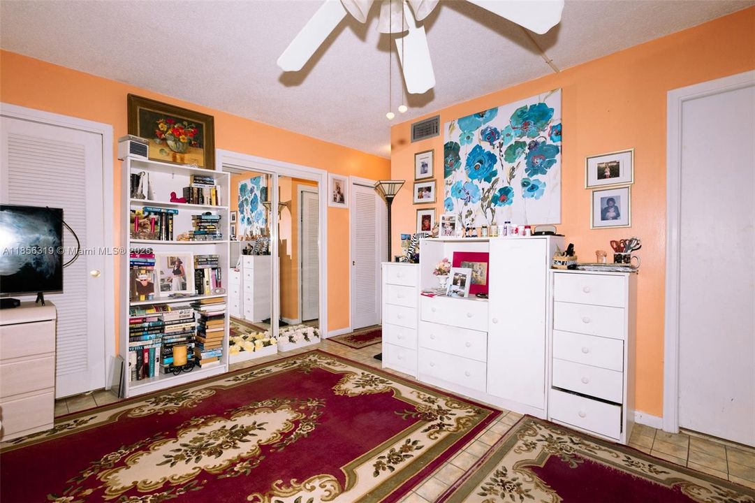 На продажу: $199,000 (2 спален, 2 ванн, 1092 Квадратных фут)