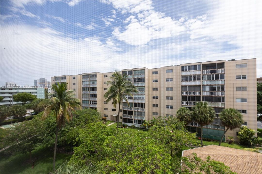 На продажу: $199,000 (2 спален, 2 ванн, 1092 Квадратных фут)